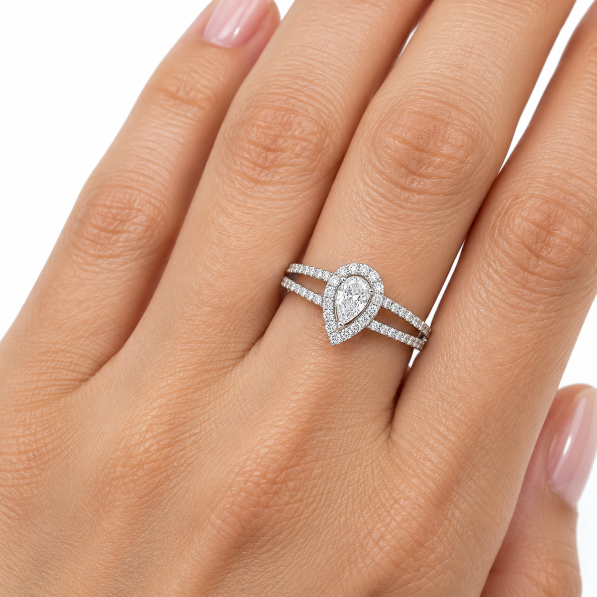 Anillo de compromiso con diamante en forma de pera en oro blanco 18k. 