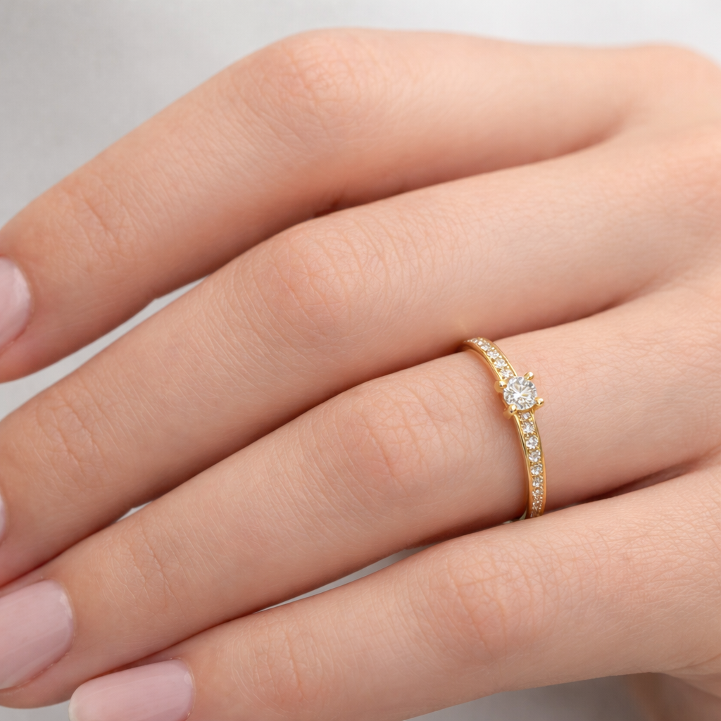 Anillo de oro amarillo con diamantes naturales 