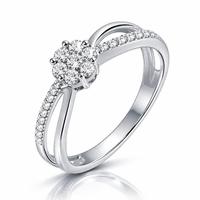 Anillo de oro blanco con diamante negaste invisible en forma de flor y aro cruzado