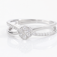 Anillo de oro blanco con diamante negaste invisible en forma de flor y aro cruzado