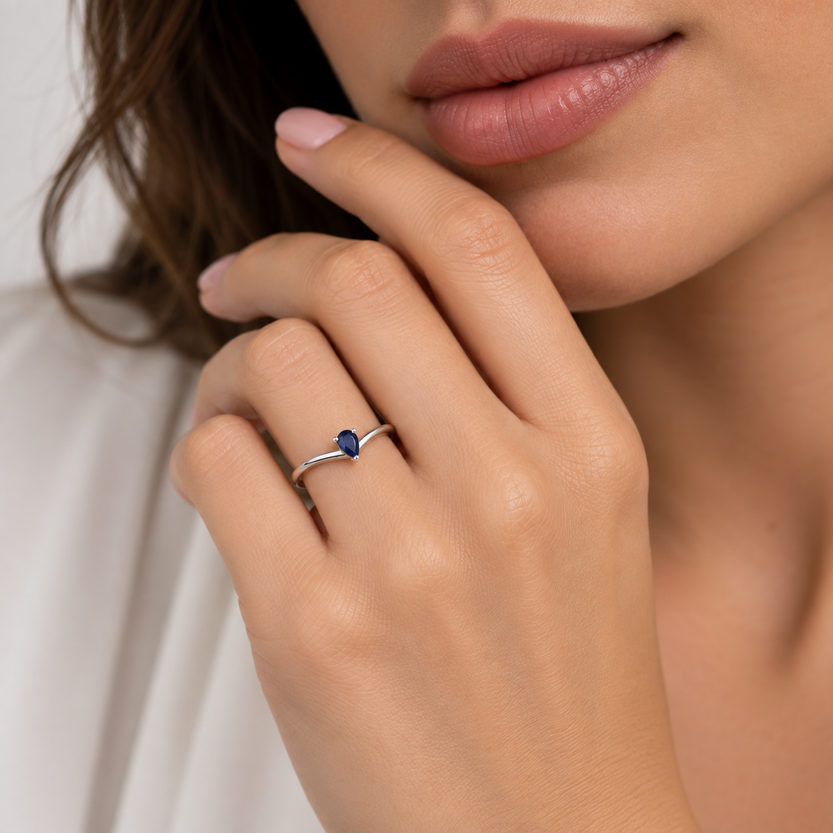 Anillo de oro blanco 18k con zafiro azul en forma de pera. 