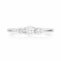 Anillo de compromiso de oro balnco 18k con 5 diamantes 