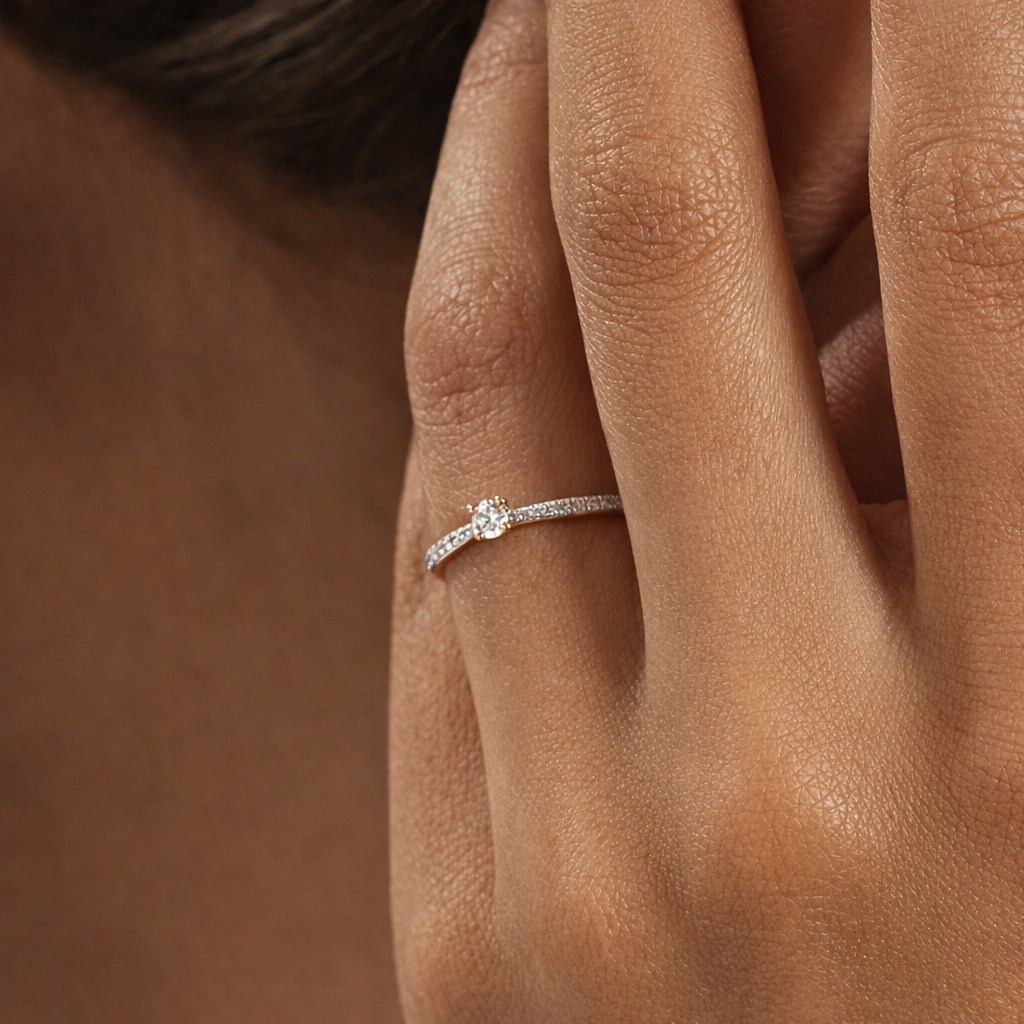 Anillo de compromiso de oro rosado con diamantes 