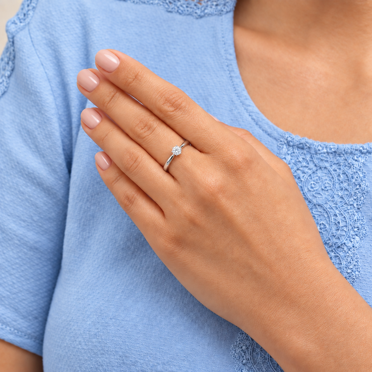 Anillo de compromiso en oro blanco con diamante redondo natural