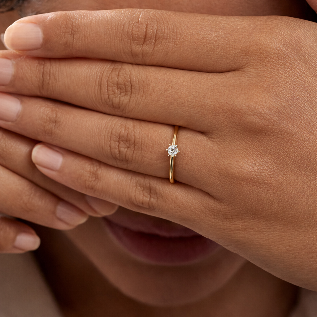Anillo de compromiso en oro amarillo con diamante natural 