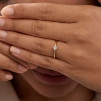 Anillo de compromiso en oro amarillo con diamante natural 