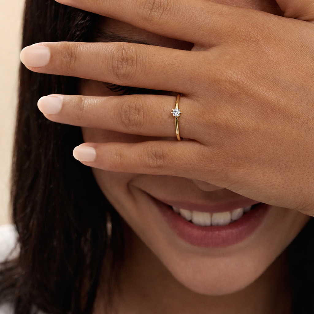 Anillo de compromiso en oro amarillo con diamante natural 