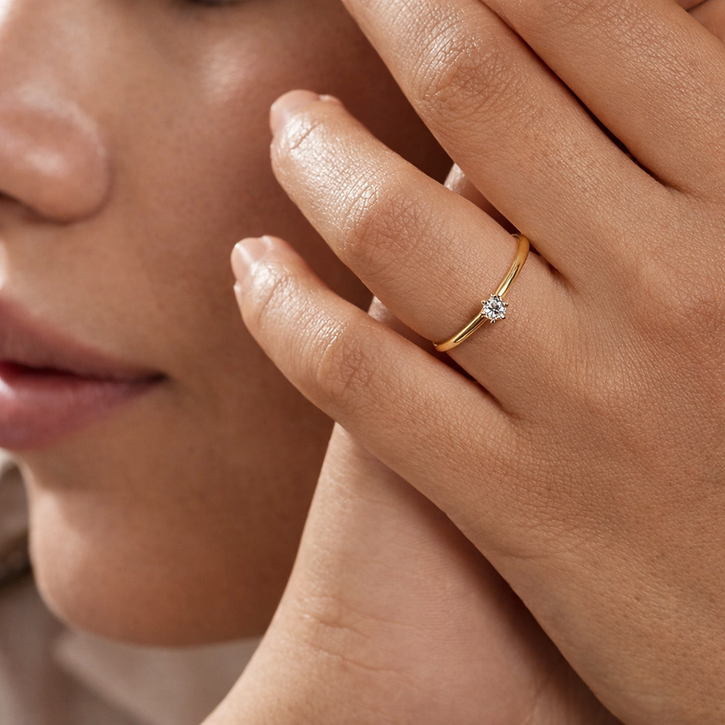 Anillo de compromiso en oro amarillo con diamante natural 