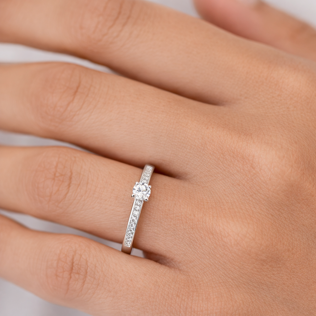 Anillo de compromiso en oro blanco de 18 quilates con diamantes 