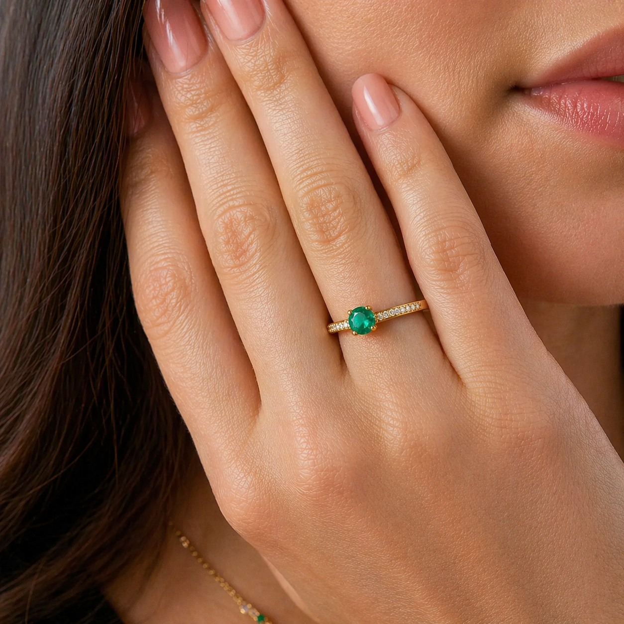 Anillo de Oro Amarillo 18K con Esmeralda Redonda y Diamantes - Mitú