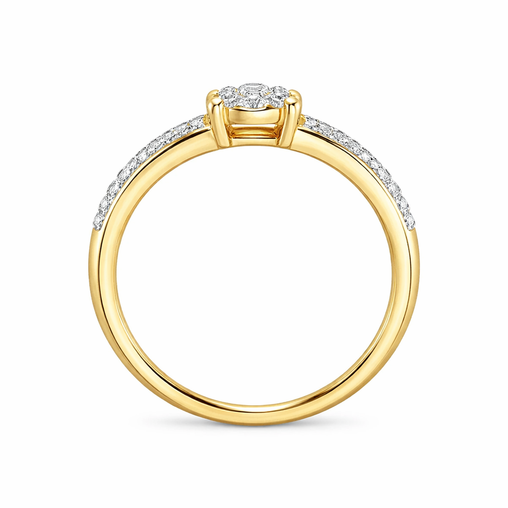 Anillo elaborado en oro amarillo de 18 quilates con diamantes naturales. 