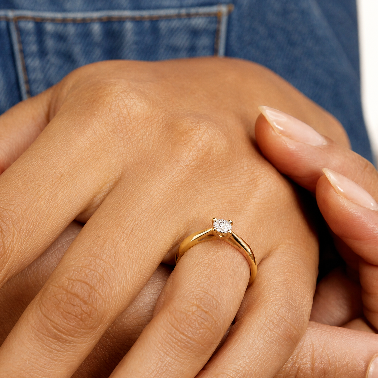 Anillo de compromiso en oro amarillo con diamantes 