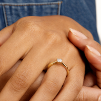 Anillo de compromiso en oro amarillo con diamantes 