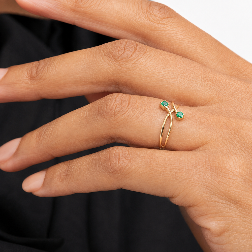 Anillo entrelazado de oro amarillo 18k con esmeraldas naturales 