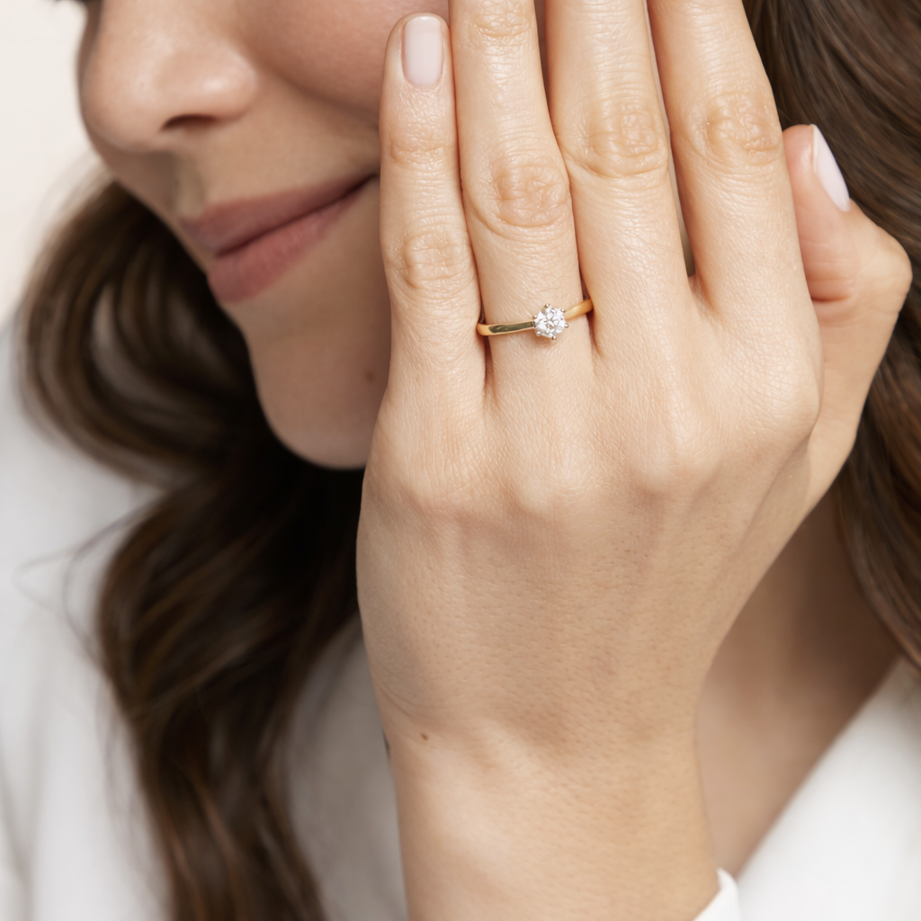 Anillo de compromiso de oro amarillo 18k con diamante natural