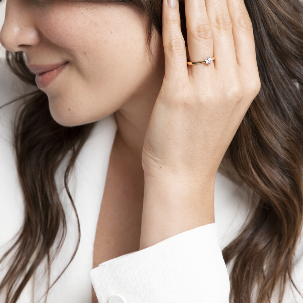 Anillo de compromiso de oro amarillo 18k con diamante natural