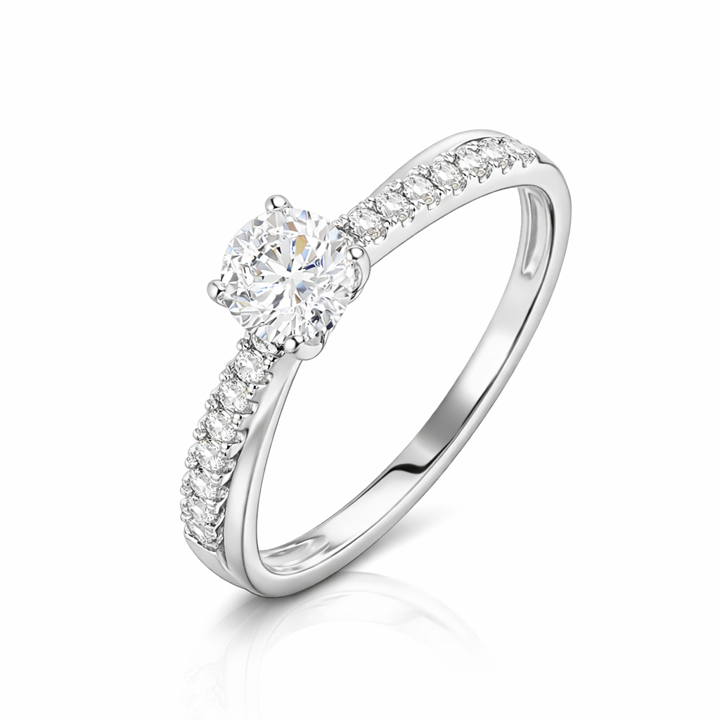 Anillo de oro blanco con diamantes naturales, diseño cruzado. 