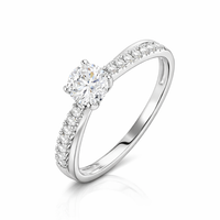 Anillo de oro blanco con diamantes naturales, diseño cruzado. 