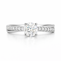 Anillo de oro blanco con diamantes naturales, diseño cruzado. 