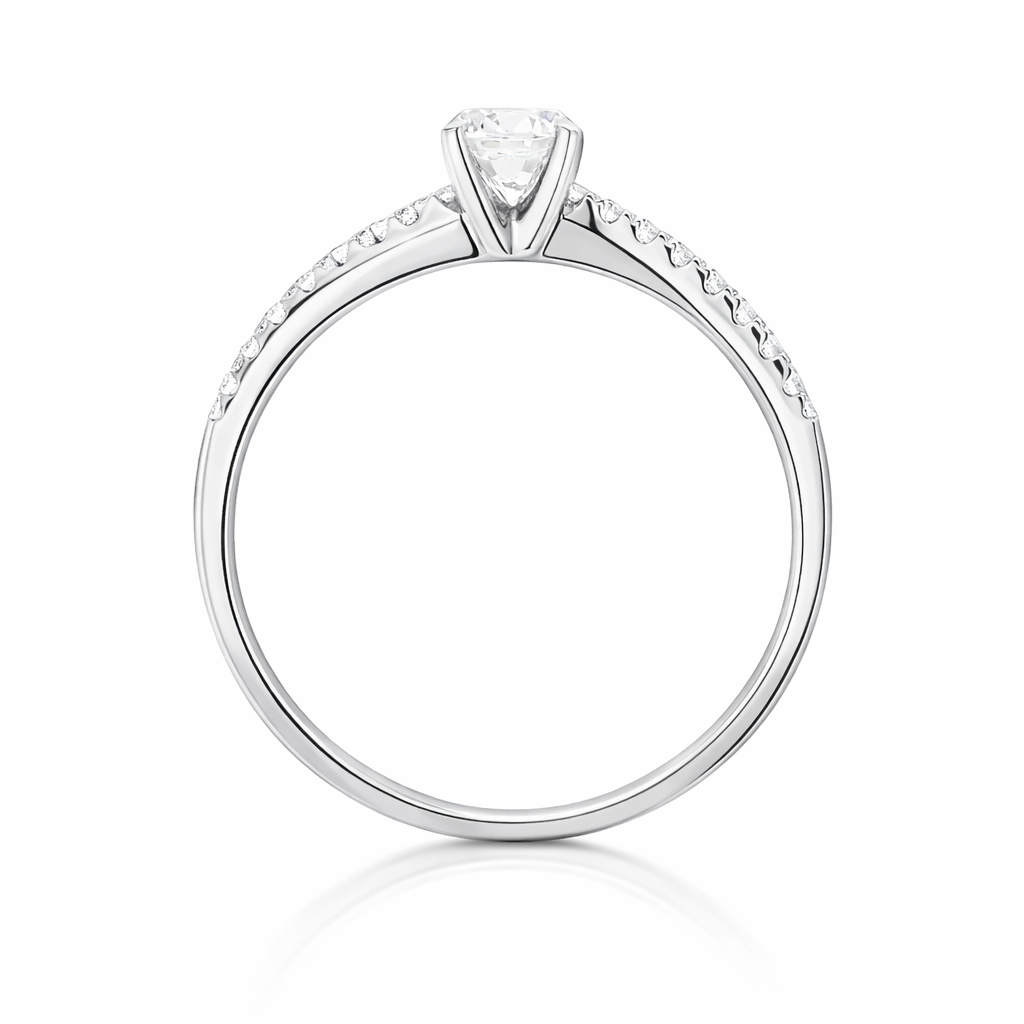 Anillo de oro blanco con diamantes naturales, diseño cruzado. 