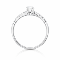 Anillo de oro blanco con diamantes naturales, diseño cruzado. 
