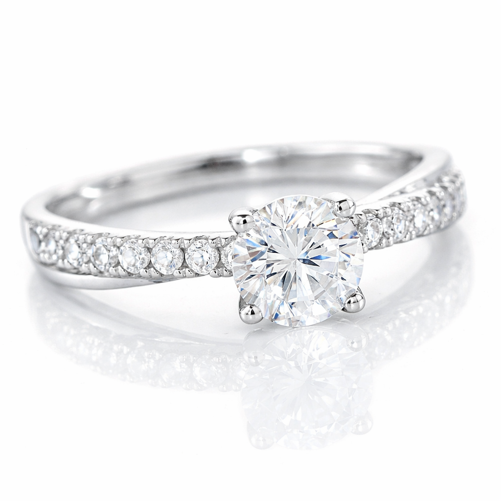 Anillo de oro blanco con diamantes naturales, diseño cruzado. 
