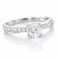 Anillo de oro blanco con diamantes naturales, diseño cruzado. 
