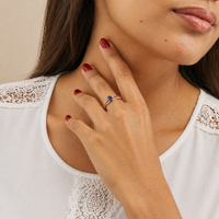 Anillo de zafiro en oro blanco con diamantes 