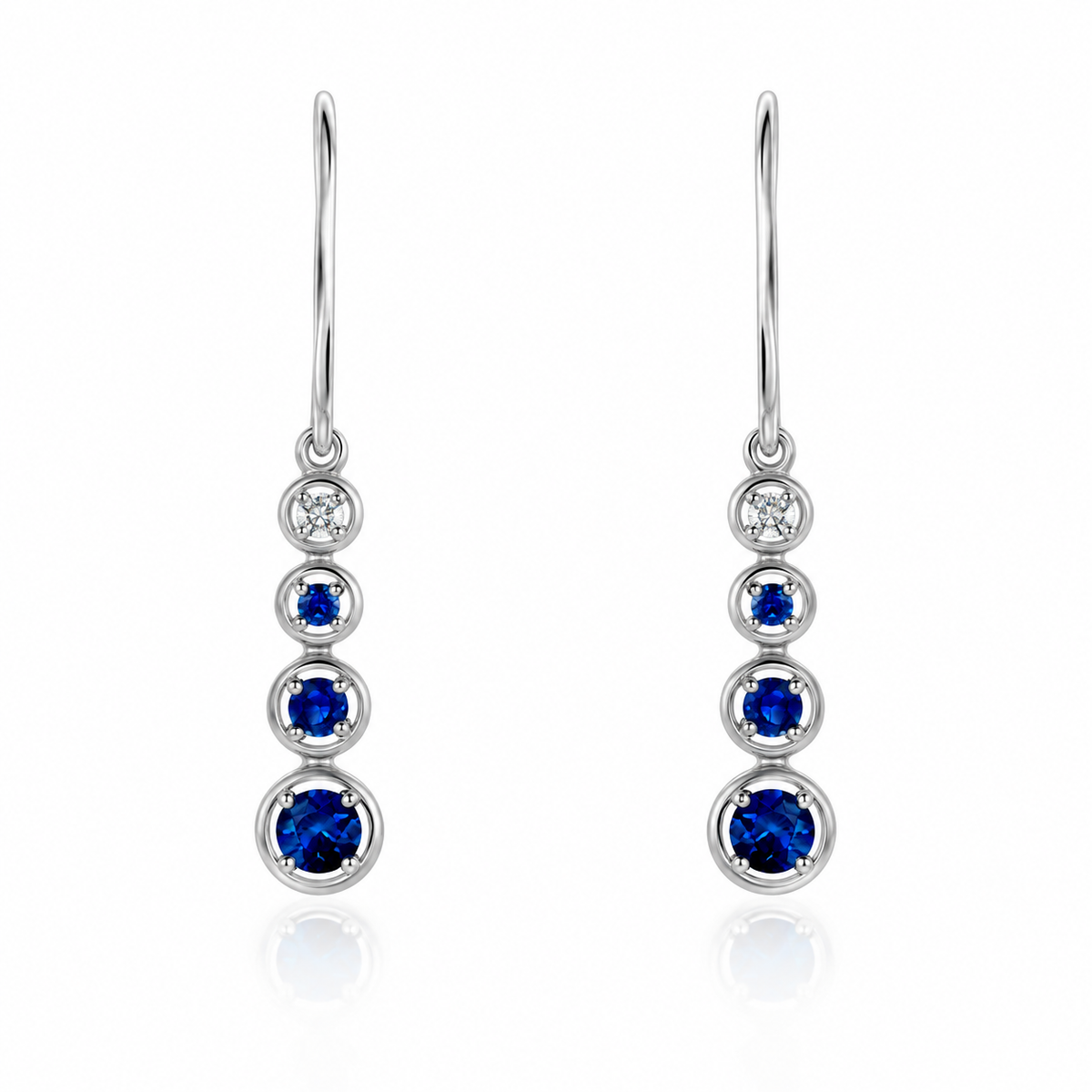 Aretes de oro blanco con zafiros y diamantes naturales. 