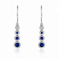 Aretes de oro blanco con zafiros y diamantes naturales. 