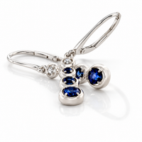 Aretes de oro blanco con zafiros y diamantes naturales. 