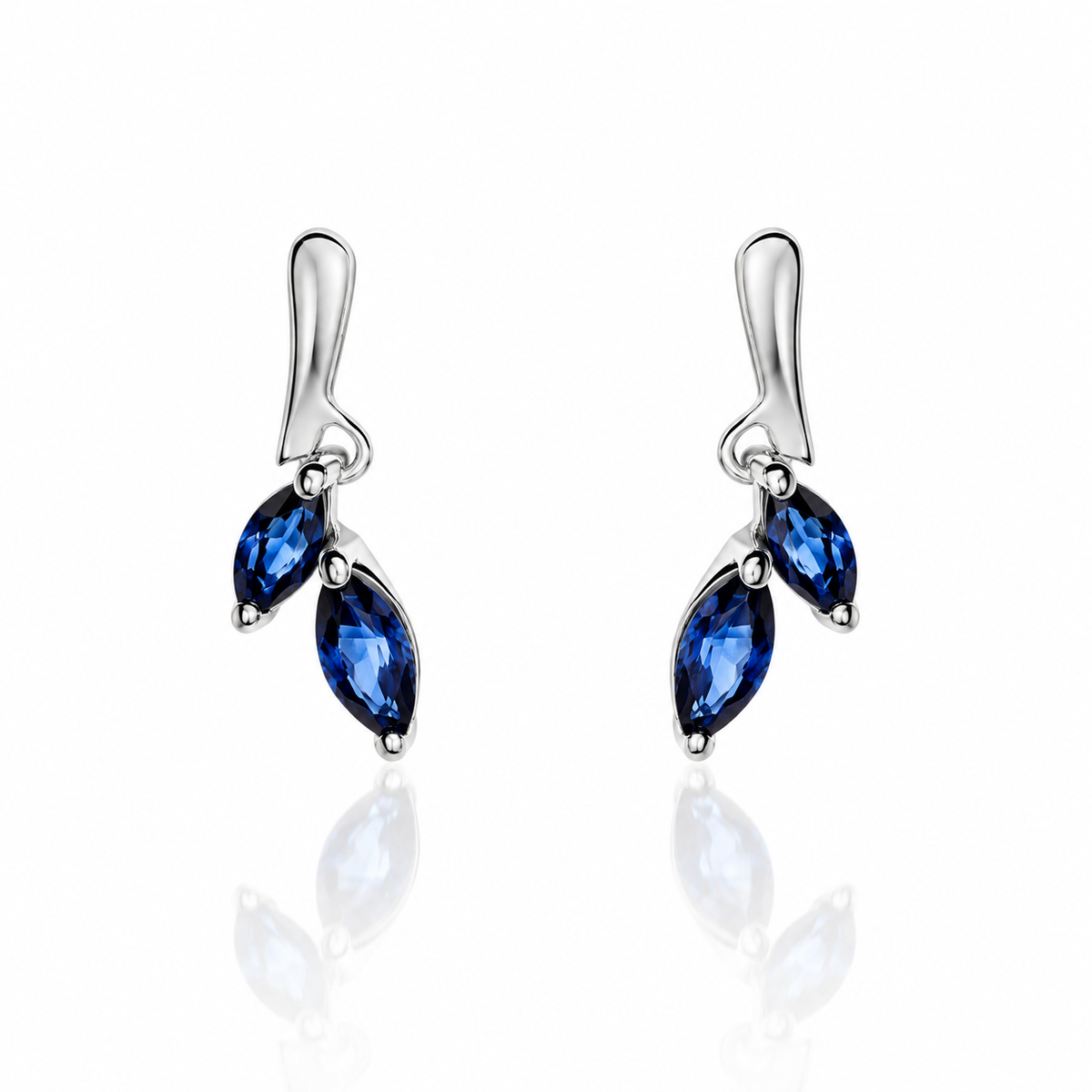 Aretes de oro blanco 18k con zafiros azules naturales en corte marquesa. 