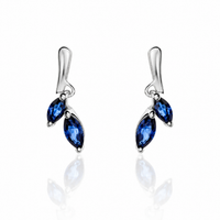 Aretes de oro blanco 18k con zafiros azules naturales en corte marquesa. 