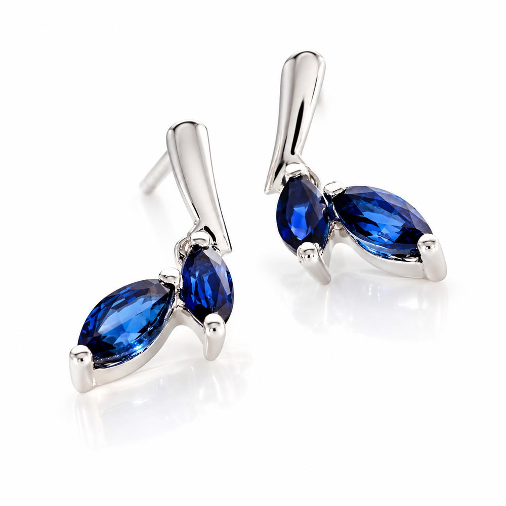 Aretes de oro blanco 18k con zafiros azules naturales en corte marquesa. 