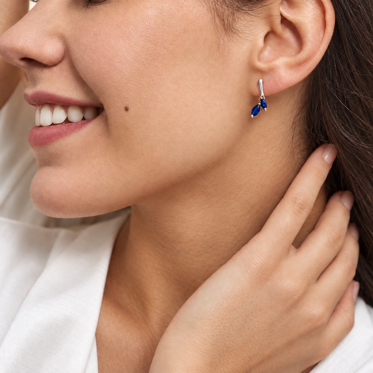 Aretes de oro blanco 18k con zafiros azules naturales en corte marquesa. 