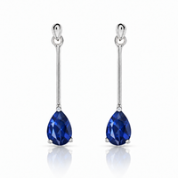 Aretes de oro blanco 18k con zafiros naturales en forma de pera. 