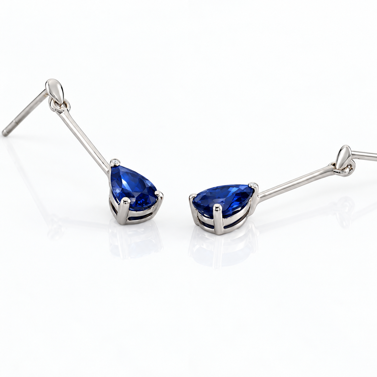 Aretes de oro blanco 18k con zafiros naturales en forma de pera. 