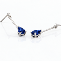 Aretes de oro blanco 18k con zafiros naturales en forma de pera. 