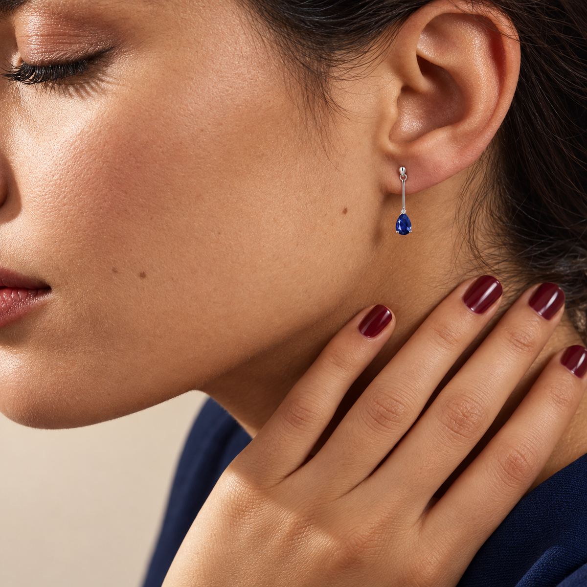 Aretes de oro blanco 18k con zafiros naturales en forma de pera. 