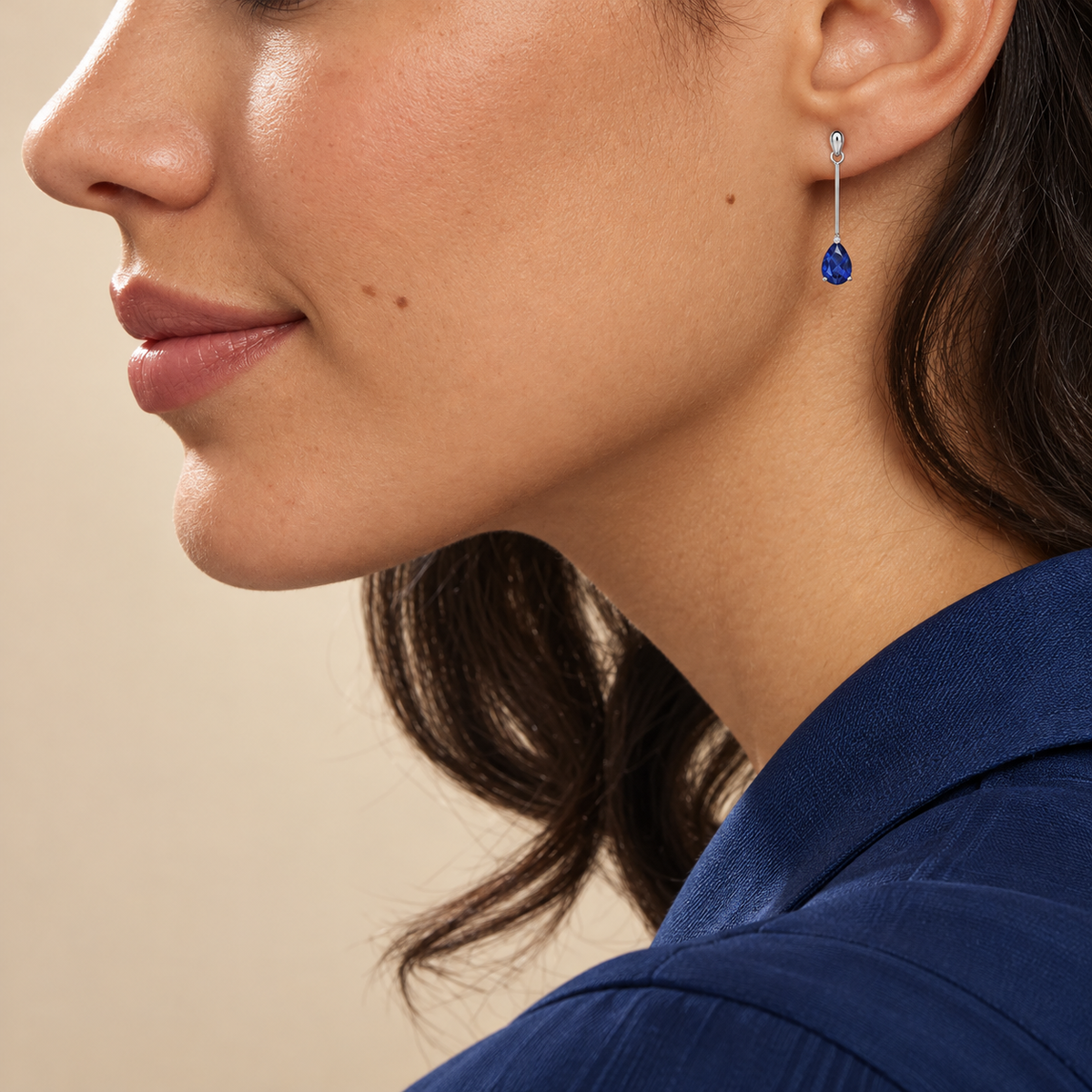 Aretes de oro blanco 18k con zafiros naturales en forma de pera. 