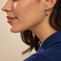 Aretes de oro blanco 18k con zafiros naturales en forma de pera. 