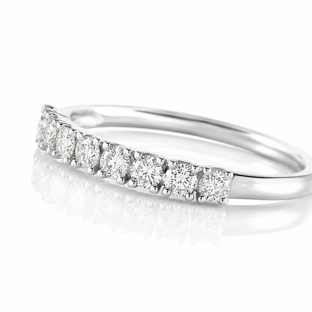 Argolla de oro blanco con diamantes 
