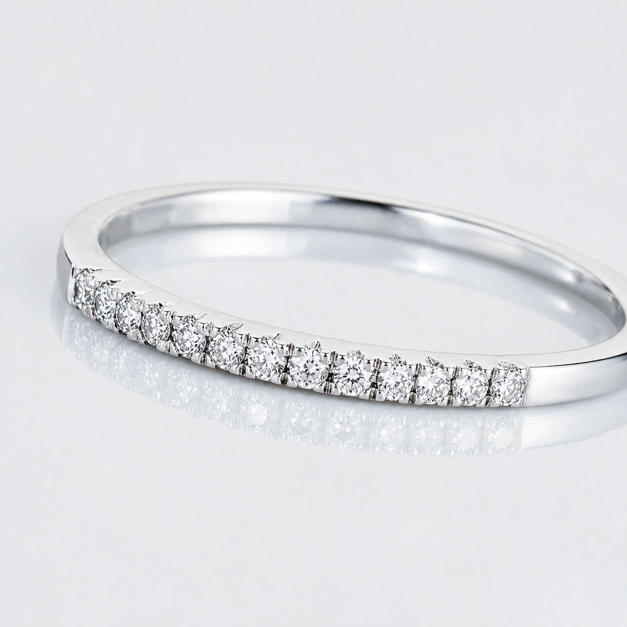 Argolla de matrimonio en oro blanco con diamantes. 