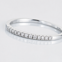 Argolla de matrimonio en oro blanco con diamantes. 