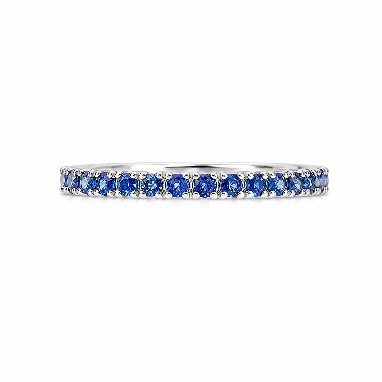 Argolla de oro blanco con zafiros azules 