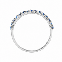 Argolla de oro blanco con zafiros azules 