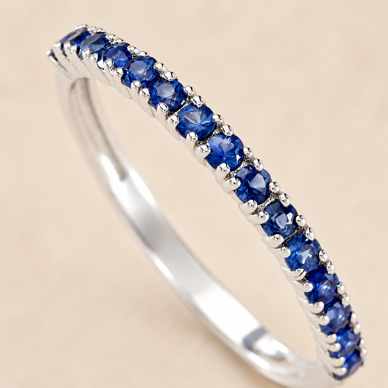 Argolla estilo churumbela en oro blanco con zafiros azules - Santa Ana
