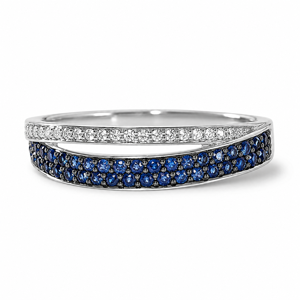 Argolla de oro blanco 18k con diamantes y zafiros azules naturales. 