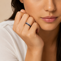 Argolla de oro blanco 18k con diamantes y zafiros azules naturales. 