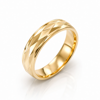 Argolla de matrimonio de oro amarillo diseño con facetas 